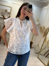 Cargar imagen en el visor de la galería, PAMELA - Blusa blanca