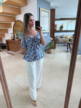 Cargar imagen en el visor de la galería, EUGENE - Blusa azul marino estampada
