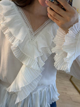 Cargar imagen en el visor de la galería, MONTSERRAT - Blusa blanca manga larga