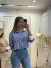Cargar imagen en el visor de la galería, LILA – Camisa lila con ribete y puños blancos