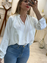 Cargar imagen en el visor de la galería, BLANCA – Blusa blanca de manga larga con escote en V