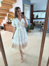 Cargar imagen en el visor de la galería, CHLOE - Vestido midi blanco estampado khaki