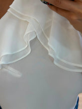 Cargar imagen en el visor de la galería, CORINNE - Blusa blanca olanes