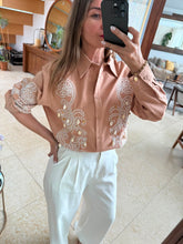 Cargar imagen en el visor de la galería, NOVA - Camisa café claro con apliques
