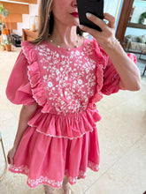 Cargar imagen en el visor de la galería, CHIARA - Vestido corto coral con detalles bordados