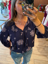 Cargar imagen en el visor de la galería, FINLEY - Blusa azul marino estampada