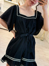 Cargar imagen en el visor de la galería, MONSERRAT - Vestido corto negro con detalles blancos