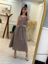 Cargar imagen en el visor de la galería, BRISEIDA - Set blusa y falda café rayas