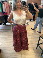 Cargar imagen en el visor de la galería, NOEMI - Pantalón granate estampado