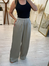 Cargar imagen en el visor de la galería, LUDWIKA - Pantalon olivo