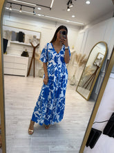 Cargar imagen en el visor de la galería, ANFITRITE – Maxi vestido blanco con flores azules