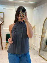 Cargar imagen en el visor de la galería, SARAHI - Blusa gris oxford