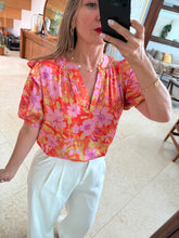 Cargar imagen en el visor de la galería, PALMER - Blusa naranja con flores lilas