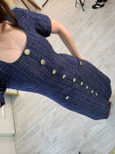 Cargar imagen en el visor de la galería, MINERVA – Vestido midi azul marino de tweed con botones dorados