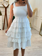 Cargar imagen en el visor de la galería, NESSA - Vestido midi blanco olanes