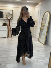 Cargar imagen en el visor de la galería, JOSEFA - Maxi vestido estampado gris con negro