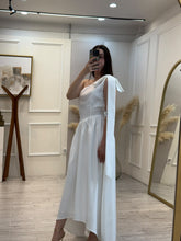 Cargar imagen en el visor de la galería, SAFFRON - Maxi vestido blanco asimetrico