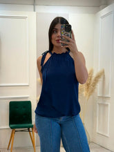 Cargar imagen en el visor de la galería, SAOIRSE - Blusa azul oscuro