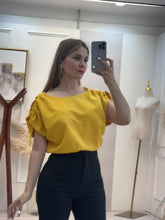 Cargar imagen en el visor de la galería, GIULIA – Blusa mostaza con manga murciélago