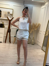 Cargar imagen en el visor de la galería, SUSIE - Set blusa y short blanco con bordado