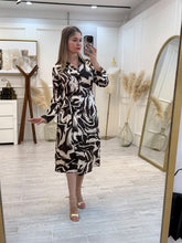 Cargar imagen en el visor de la galería, LARISSA - Vestido midi estampado café