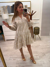 Cargar imagen en el visor de la galería, DANIELA - Vestido corto estampado beige hojas