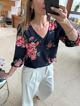 Cargar imagen en el visor de la galería, TYRA - Blusa azul marino estampada