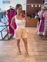 Cargar imagen en el visor de la galería, WISTERIA - Short beige