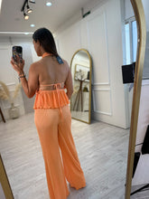 Cargar imagen en el visor de la galería, AURA – Set naranja plisado de top halter y pantalón