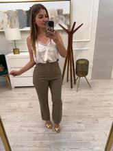 Cargar imagen en el visor de la galería, AINARA - Pantalón olivo