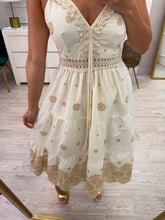Cargar imagen en el visor de la galería, AZALEA - Vestido midi avena tirantes