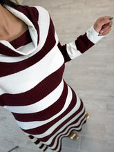 Cargar imagen en el visor de la galería, POLIMNIA – Maxi vestido tejido a rayas vino y crema