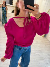 Cargar imagen en el visor de la galería, MIRNA - Blusa magenta
