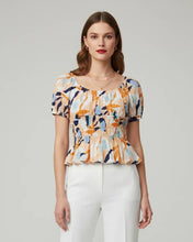 Cargar imagen en el visor de la galería, HARLEY- blusa tipo peplum con estampado floral abstracto en tonos naranja y azul, escote cuadrado y talle elástico tipo nido de abeja.
