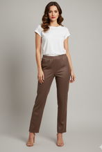 Cargar imagen en el visor de la galería, DIORA - Pantalón recto en tono café chocolate con cintura elástica.