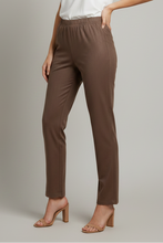 Cargar imagen en el visor de la galería, DIORA - Pantalón recto en tono café chocolate con cintura elástica.