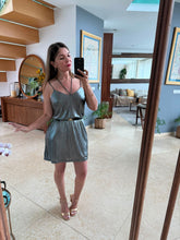 Cargar imagen en el visor de la galería, CHILA - Vestido corto gris metalizado