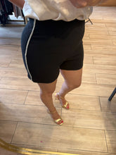 Cargar imagen en el visor de la galería, BONNIE - Short negro