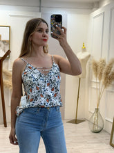 Cargar imagen en el visor de la galería, KENIA – Blusa de tirantes blanca estampada con cordones al frente