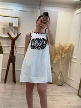 Cargar imagen en el visor de la galería, ISABELLE - Vestido corto blanco con apliques negros