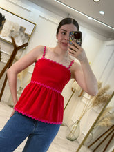 Cargar imagen en el visor de la galería, ELECTRA – Blusa roja de tirantes con ribete ondulado rosa