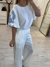 Cargar imagen en el visor de la galería, NORMA - Set pantalon y blusa blanco con detalles azules