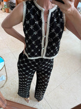 Cargar imagen en el visor de la galería, BETANIA - Set pantalon y chaleco negroe stampado