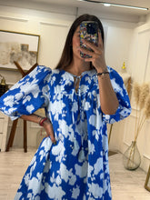 Cargar imagen en el visor de la galería, SELENE – Vestido corto azul con flores blancas y borlas