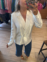 Cargar imagen en el visor de la galería, MARICRUZ - Blazer blanco
