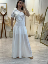 Cargar imagen en el visor de la galería, EVADNE – Maxi vestido blanco con flor al hombro
