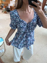 Cargar imagen en el visor de la galería, EUGENE - Blusa azul marino estampada