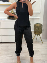 Cargar imagen en el visor de la galería, IRIS - Blusa negra sin mangas