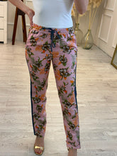 Cargar imagen en el visor de la galería, CONCEPCION - Pantalón rosa estampado tropical