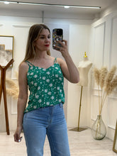 Cargar imagen en el visor de la galería, ESPERANZA – Blusa verde de tirantes con flores blancas